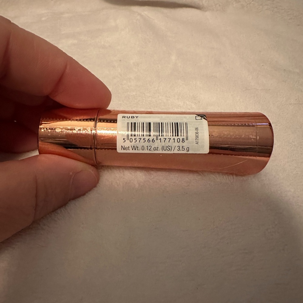Revolution Satin Kiss‎ Lipstick Ruby Red - Picture 9 of 9